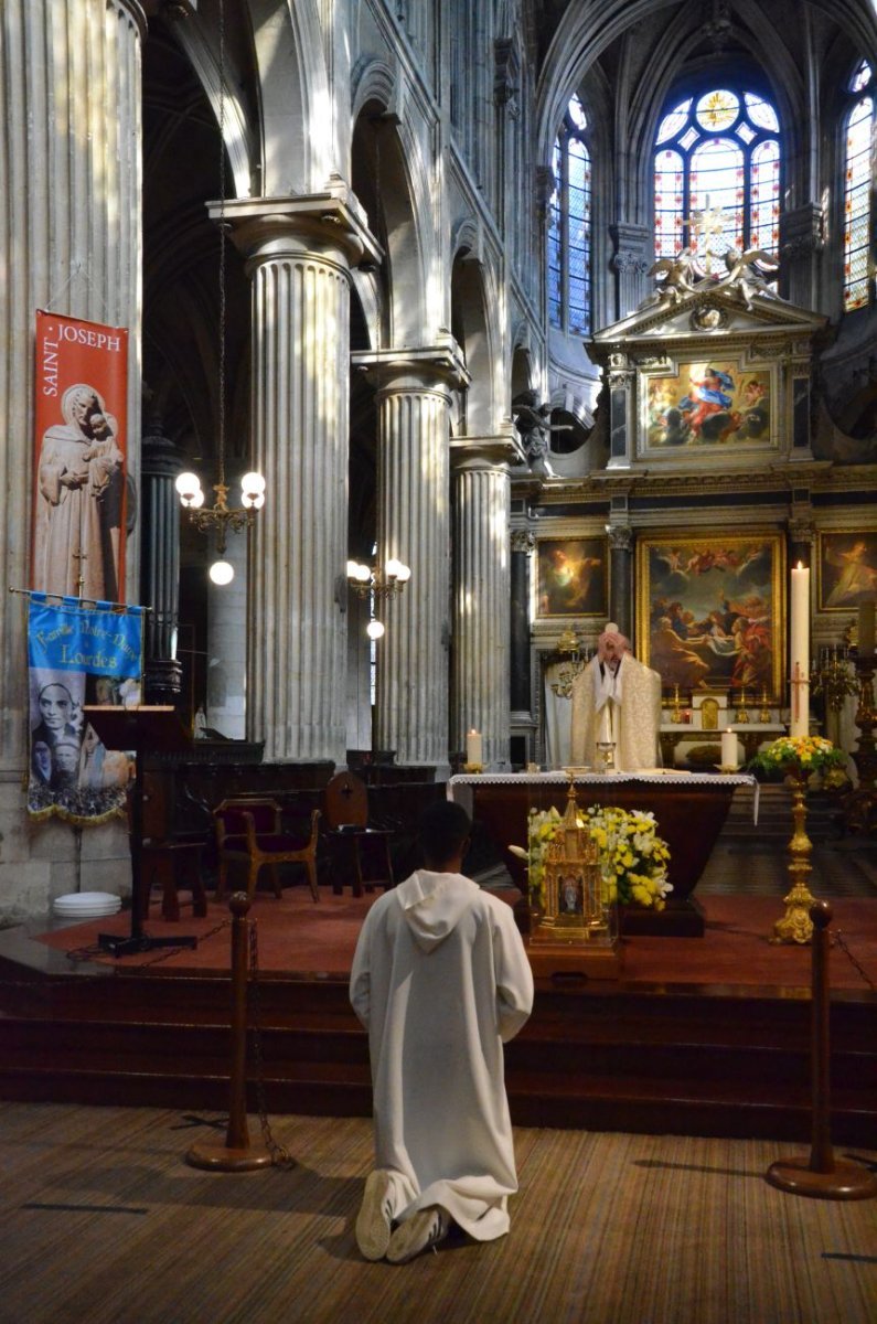 Accueil des reliques de sainte Bernadette à Saint-Nicolas des Champs. © Michel Pourny.