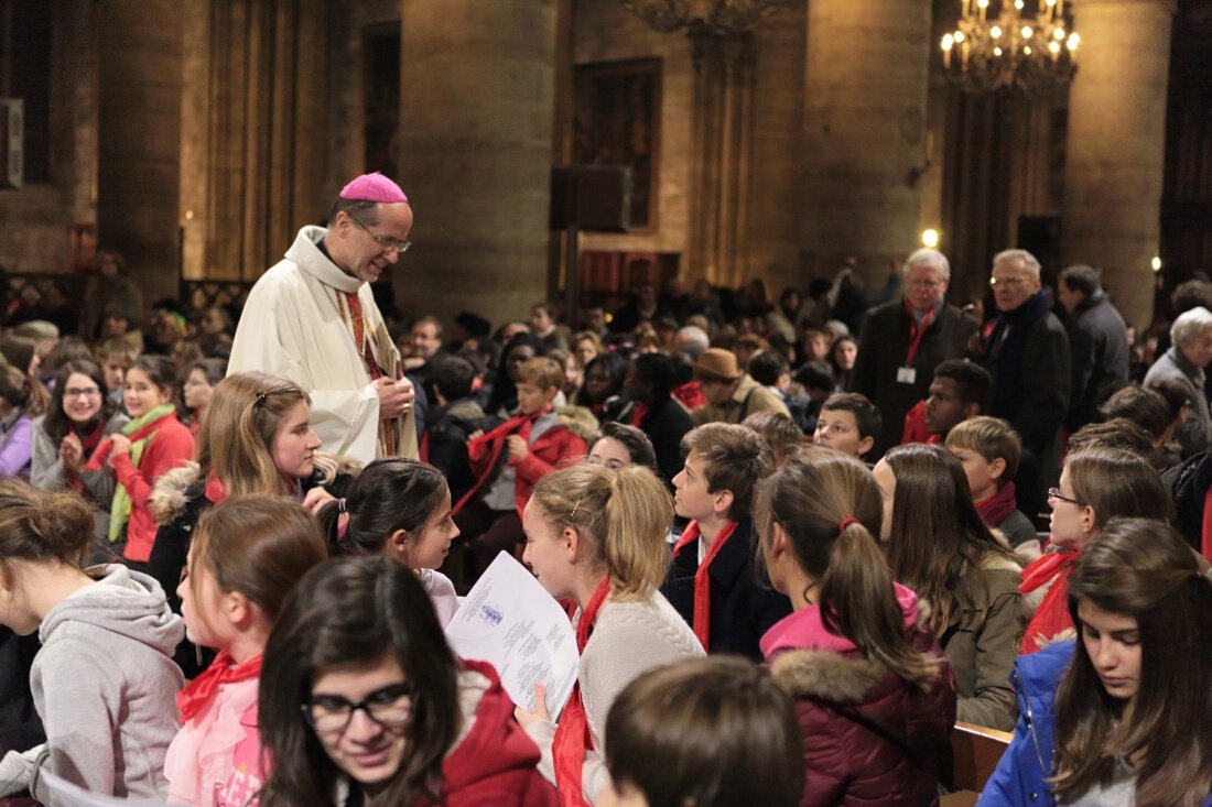 Accueil par Mgr Renauld de Dinechin, évêque auxilaire de Paris. © Yannick Boschat / Diocèse de Paris.