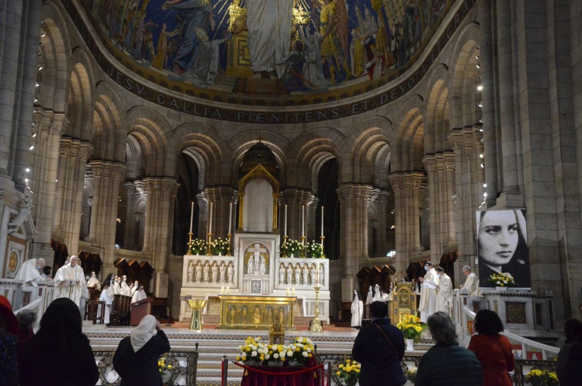 Accueil des reliques de sainte Bernadette au Sacré-Cœur de Montmartre. © Michel Pourny.