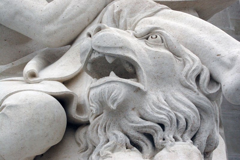 Le lion, attribut de l'évangéliste saint Marc.. Reportage Paris Notre-Dame par Ariane Rollier. Photo de Yannick Boschat. 