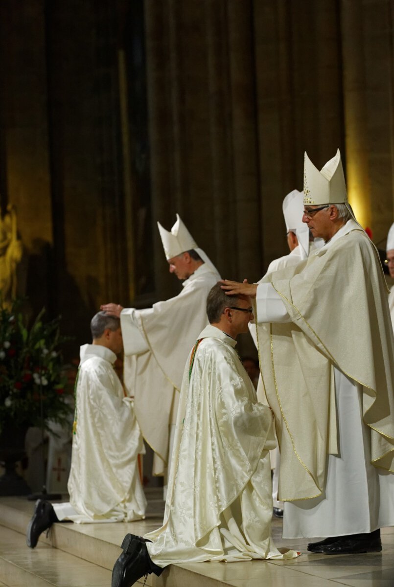 Imposition des mains par l'ensemble des évêques. © Yannick Boschat / Diocèse de Paris.