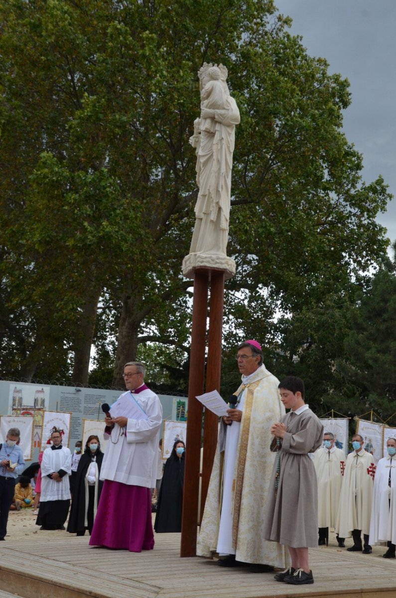 Chapelet “M de Marie” avec Mgr Michel Aupetit sur le parvis de Notre-Dame (...). © Michel Pourny.