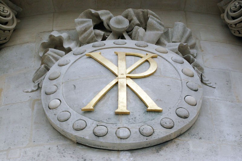 XP, monogramme signifiant Christ en latin, issu du Chi-Rho, monogramme (…). Reportage Paris Notre-Dame par Ariane Rollier. Photo de Yannick Boschat. 