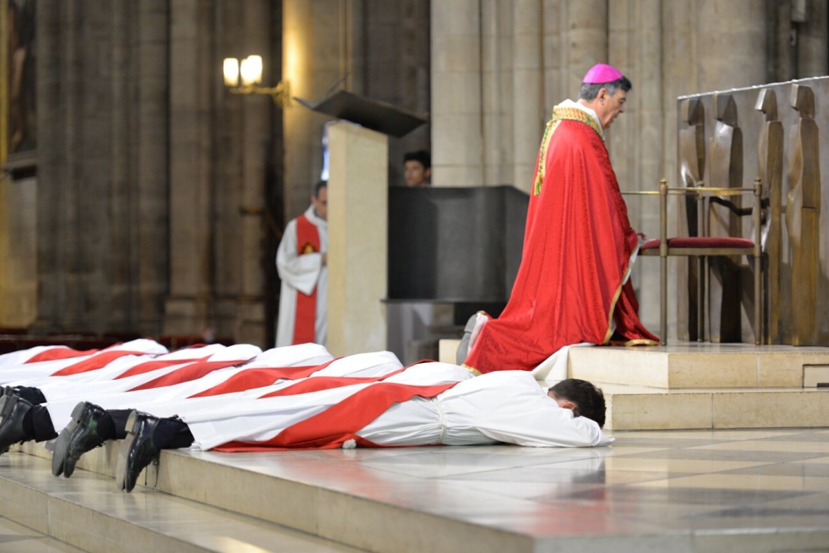 Prostration durant la litanie des saints. © Marie-Christine Bertin / Diocèse de Paris.