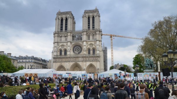 Marche vers Notre-Dame de Paris