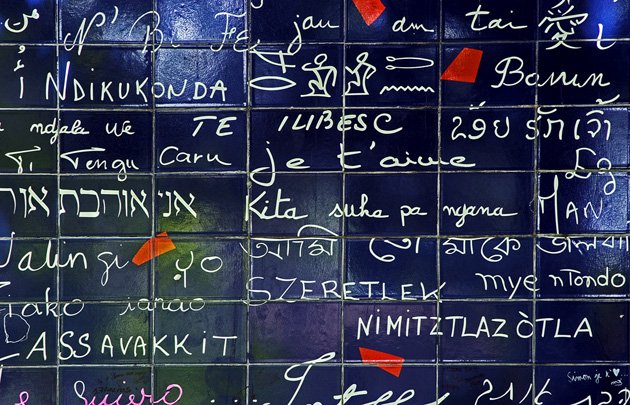 Voici le mot de la fin, traduit dans toutes les langues des pays visités dans la semaine par la Nicolaïte ! © Marc Bailly / Diocèse de Paris.