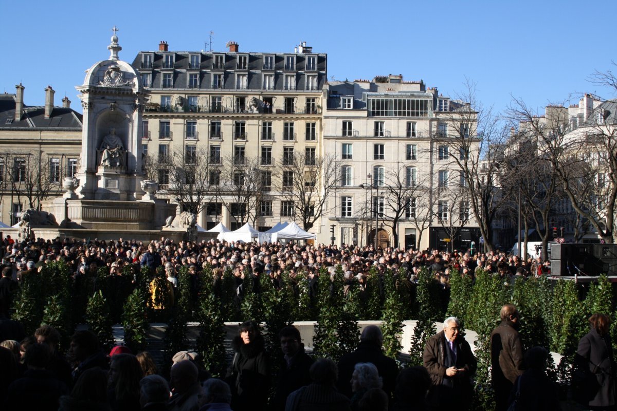 À l'issue de la messe, la foule était nombreuse sur la place (…). © Olivier Bouet.