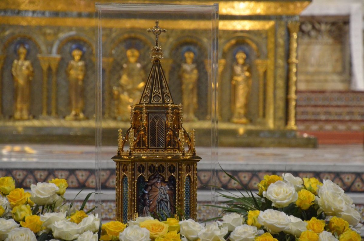 Accueil des reliques de sainte Bernadette au Sacré-Cœur de Montmartre. © Michel Pourny.