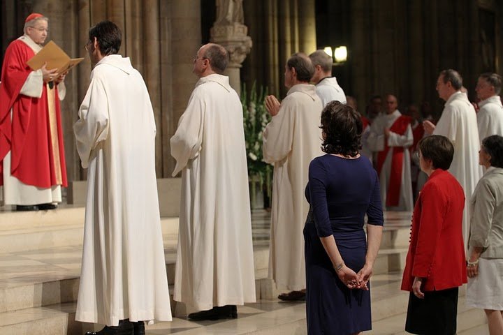Ordinations de diacres permanents 2010 – L'Archevêque accueille les (…). © Yannick Boschat / Diocèse de Paris.