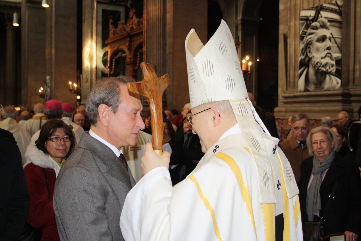 À la fin de la cérémonie, l'archevêque de Paris saluant le maire de la (…). © Olivier Bouet.