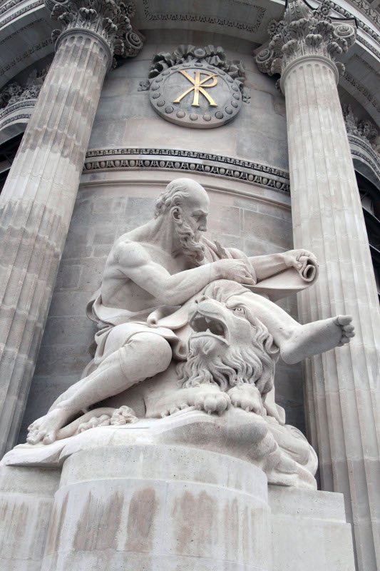 Saint Marc et le lion, gueule ouverte, situé à l'angle nord-est de la (…). Reportage Paris Notre-Dame par Ariane Rollier. Photo de Yannick Boschat. 