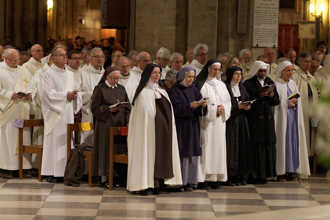 Messe chrismale à Notre-Dame de Paris, autour des consacrés du diocèse.. © Yannick Boschat / Diocèse de Paris..