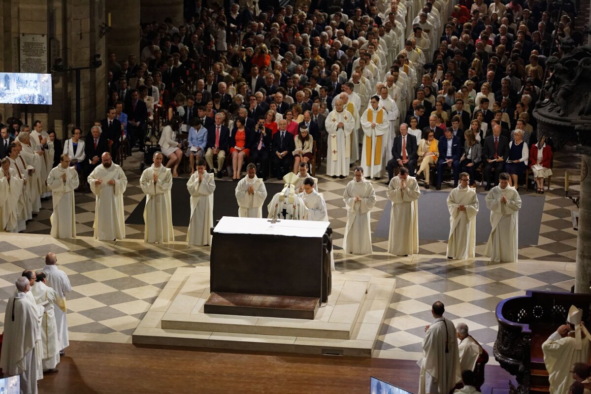 Imposition des mains par le cardinal André Vingt-Trois. © Yannick Boschat / Diocèse de Paris.