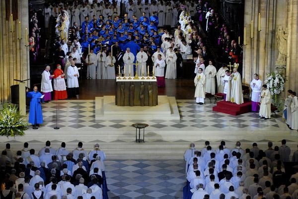 Septembre : Visite de Benoît XVI. Vêpres en présence des prêtres, des diacres et de leur épouse, des religieux et religieuses. 
