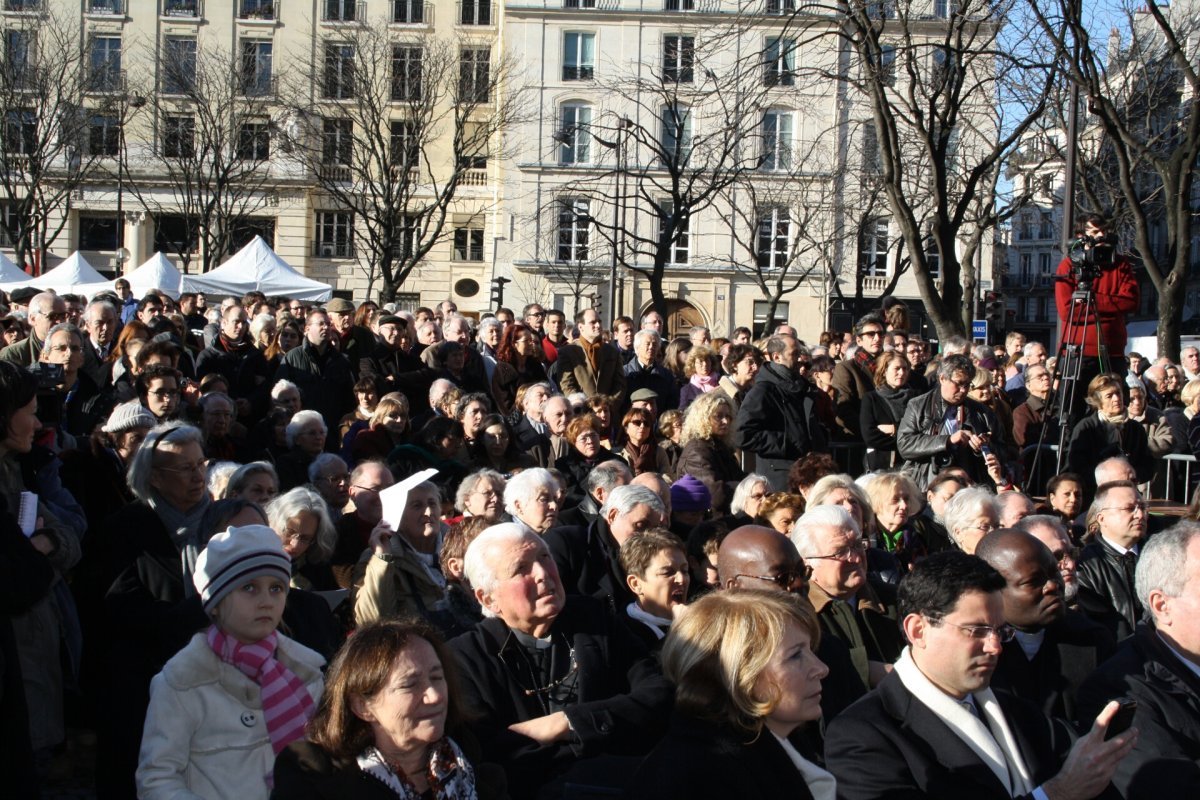 Le public, nombreux, réuni sous un grand soleil.. © Olivier Bouet.