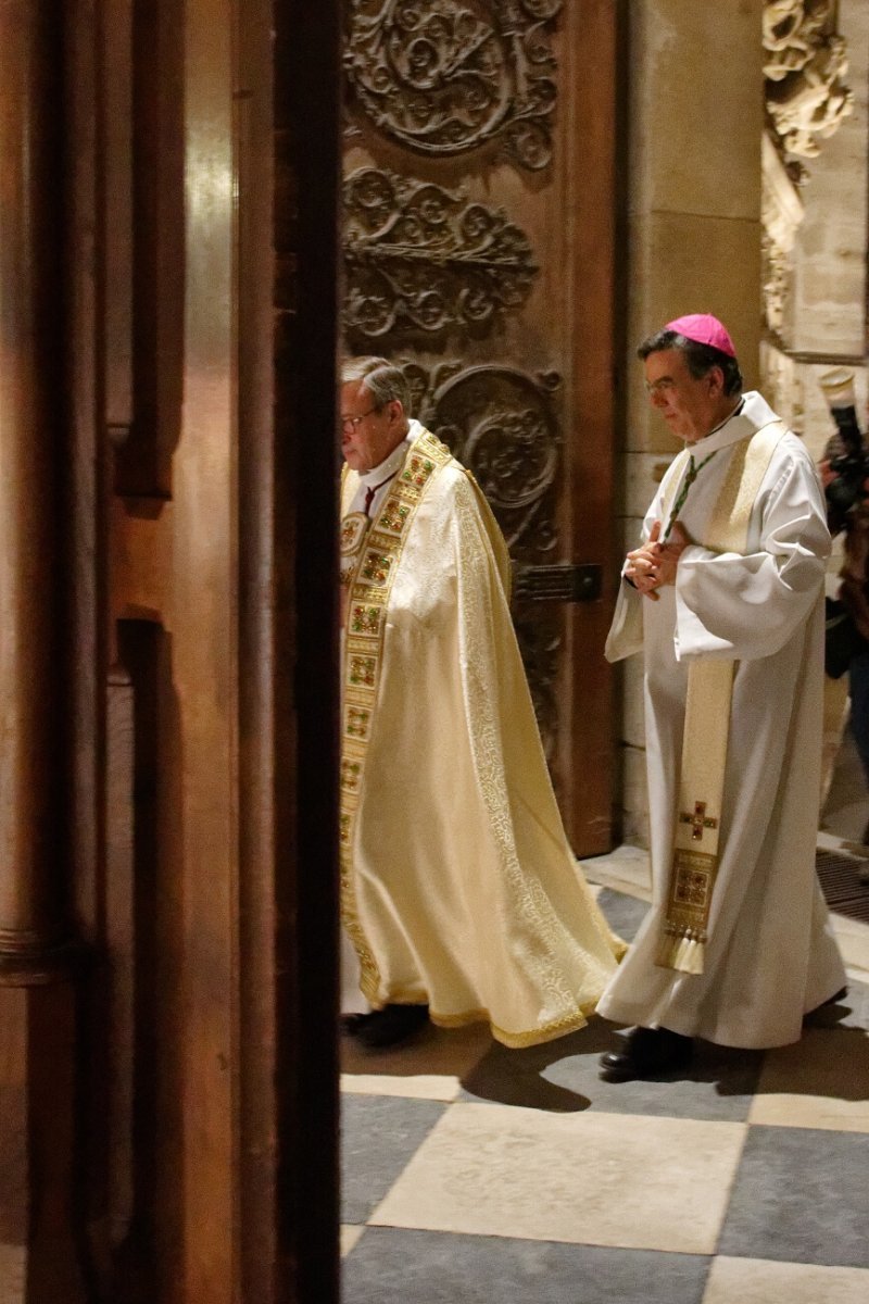 Accueil du nouvel archevêque par le doyen du Chapitre de la cathédrale. © Yannick Boschat / Diocèse de Paris.
