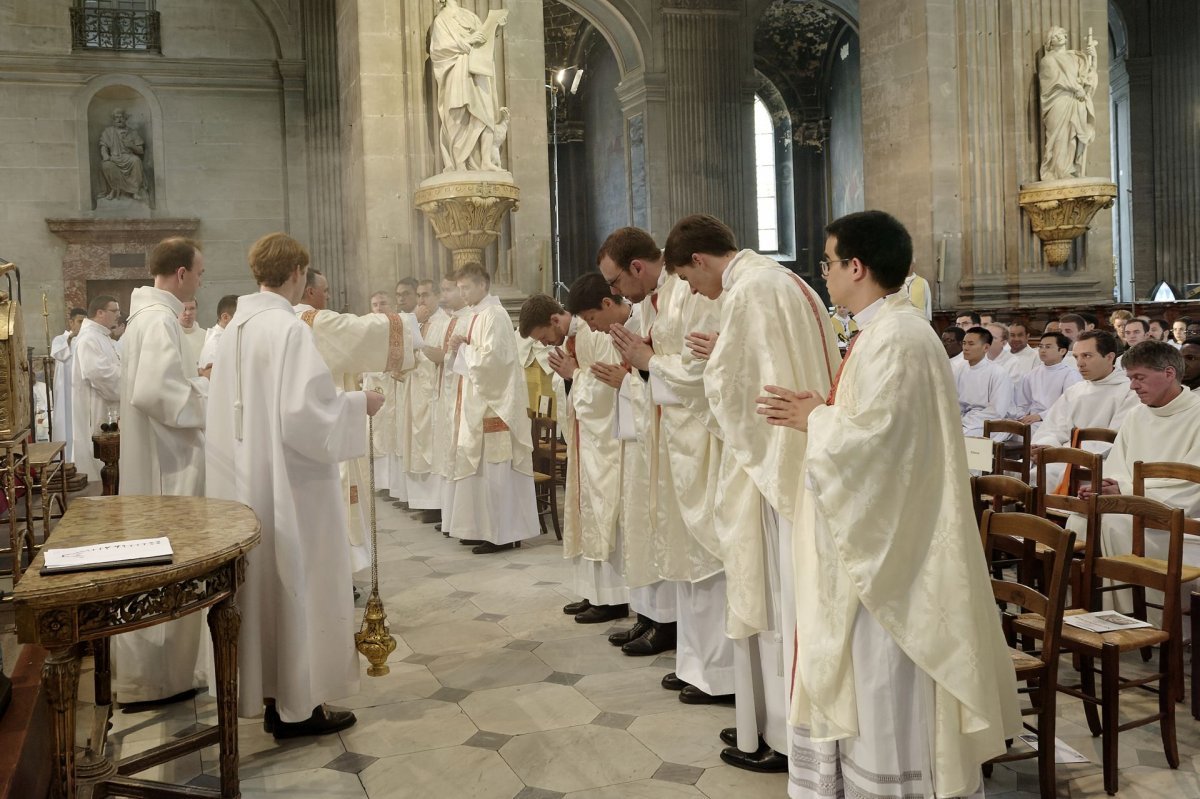 Ordination sacerdotale 2022 : vêture. © Trung Hieu Do / Diocèse de Paris.