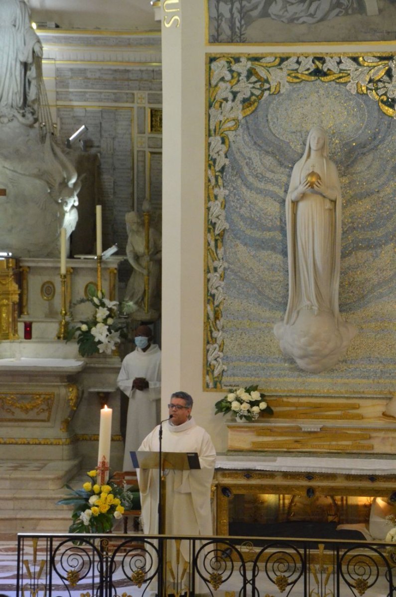 Accueil des reliques de sainte Bernadette à la chapelle de la Médaille (…). © Michel Pourny.