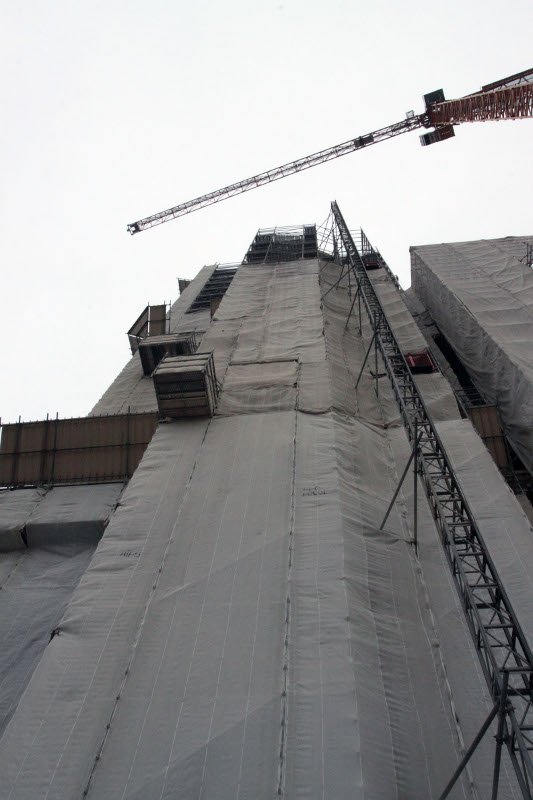 La grue : haute de 75 mètres, pouvant porter jusqu'à 290 tonnes.. Reportage Paris Notre-Dame par Ariane Rollier. Photo de Yannick Boschat. 