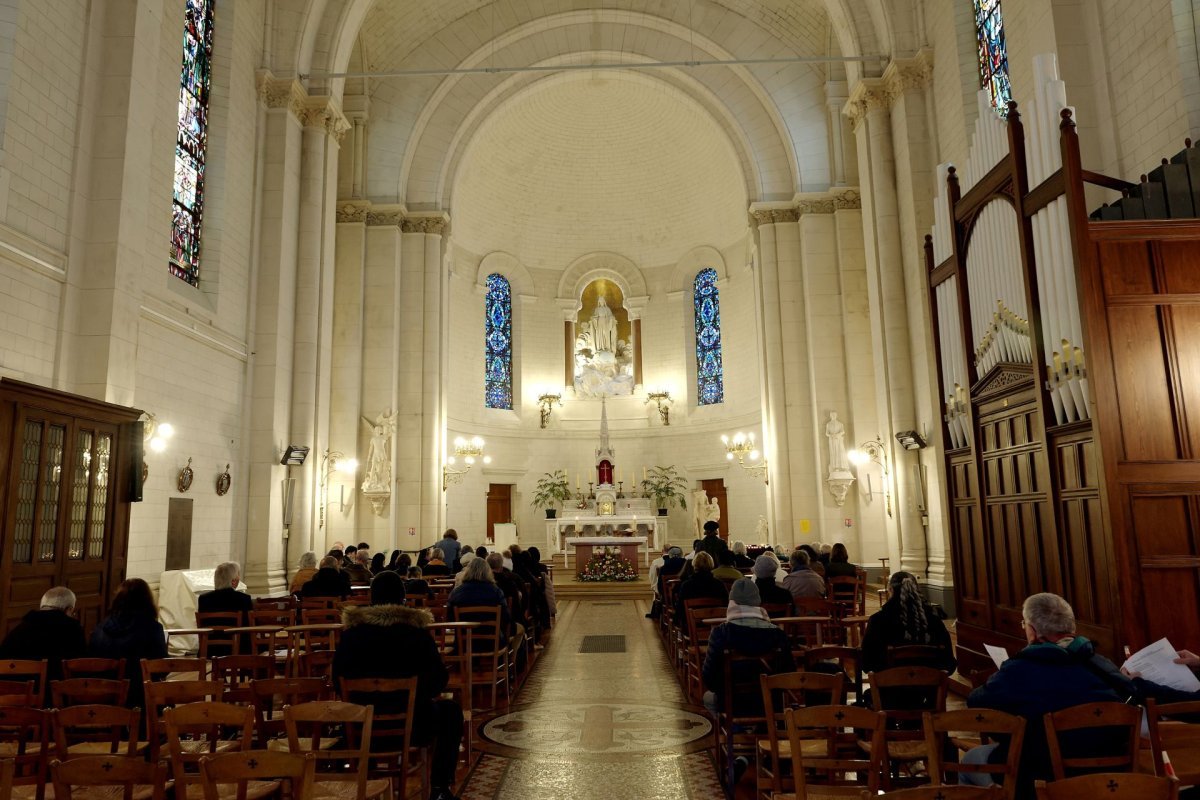 Étape 3 à l'Hôpital Saint-Joseph. © Trung Hieu Do / Diocèse de Paris.