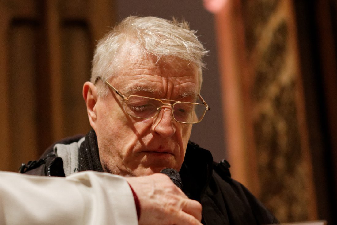 Marcel de l'association Tiberiade lit le résumé d'un échange sur (…). © Yannick Boschat / Diocèse de Paris.