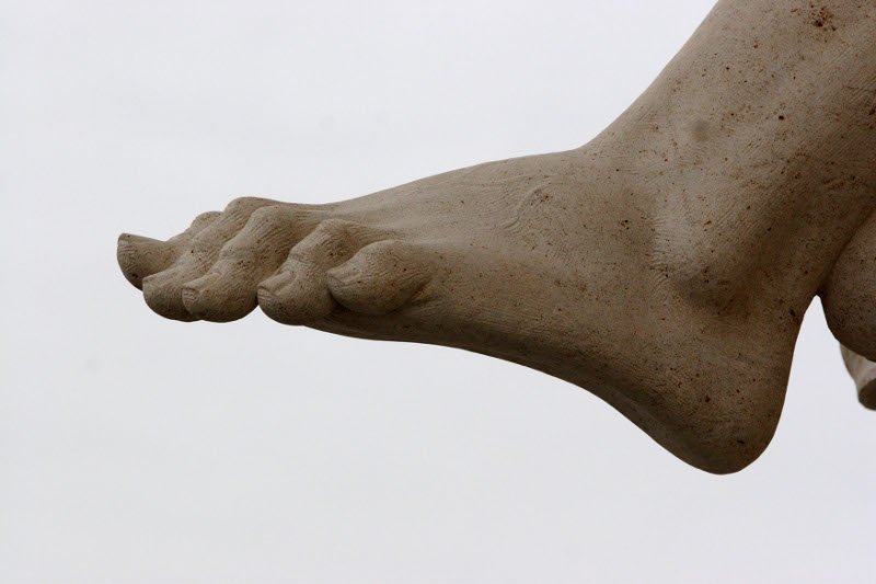 Détail de la statue de saint Marc : le pied de l'évangéliste en mouvement.. Reportage Paris Notre-Dame par Ariane Rollier. Photo de Yannick Boschat. 