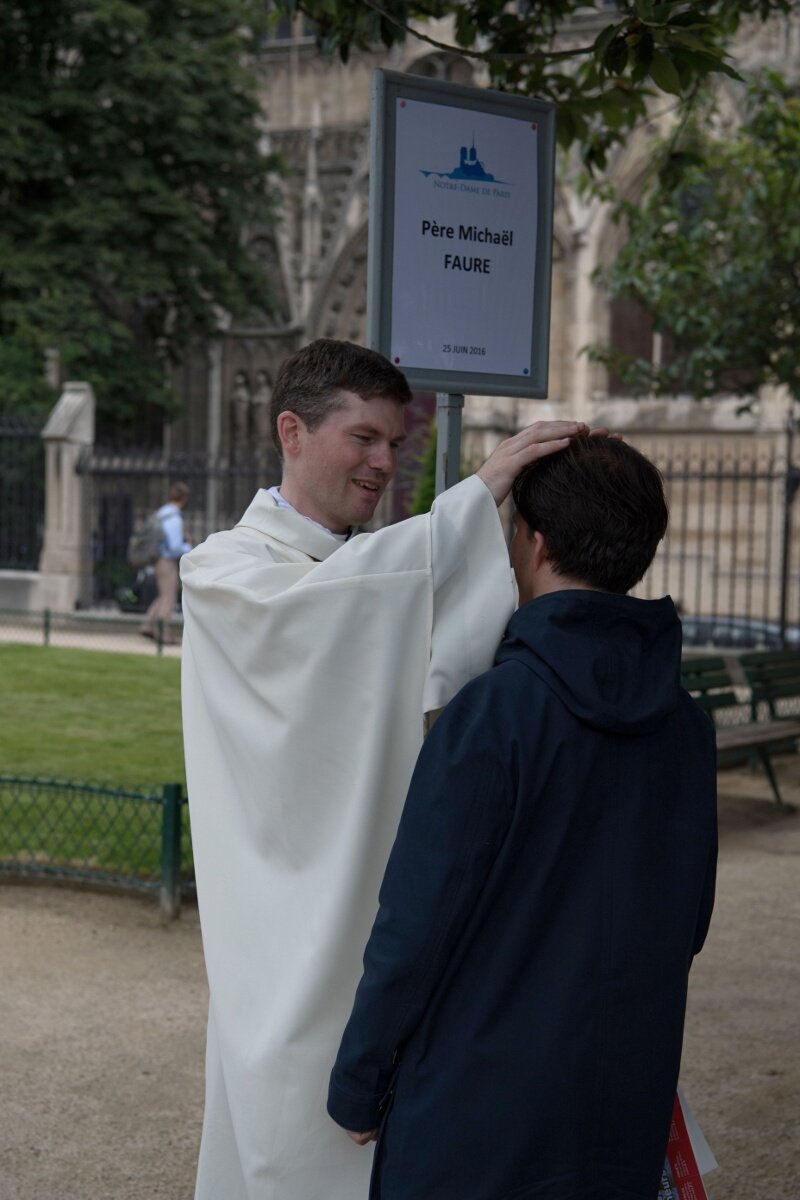 Bénédiction par les nouveaux prêtres. © Yannick Boschat / Diocèse de Paris.