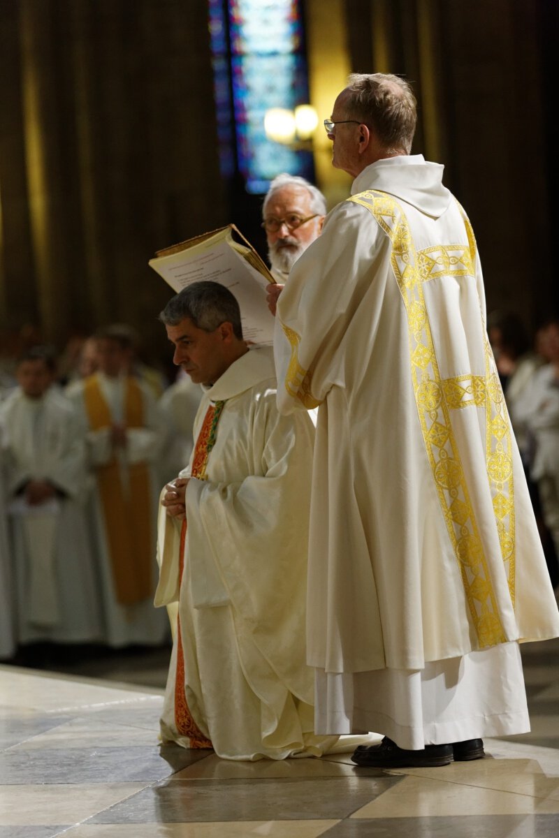 Prière d'ordination. © Yannick Boschat / Diocèse de Paris.