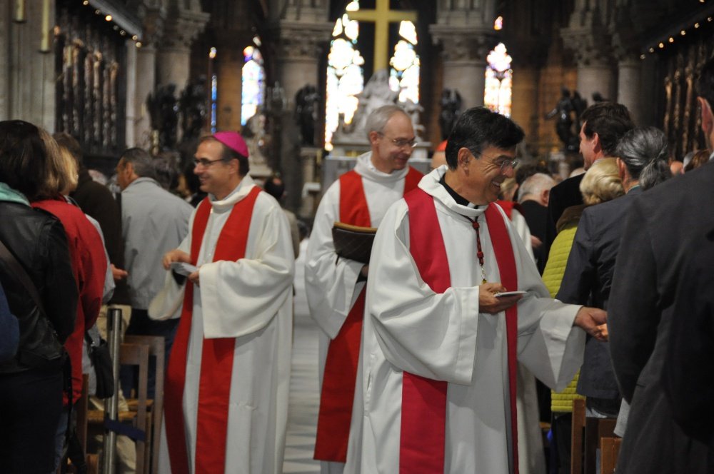 Les vicaires généraux du diocèse ont distribué le credo, texte que les (...). © Marie-Christine Bertin.