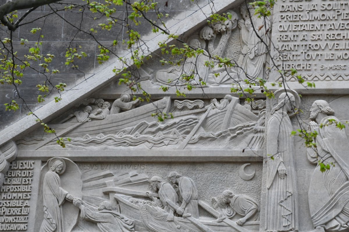 Tympan sculpté restauré de Saint-Pierre de Chaillot. © D. R..