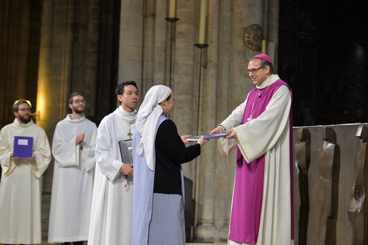 Remise de la liste des futurs baptisés aux communautés religieuses. © Marie-Christine Bertin / Diocèse de Paris.