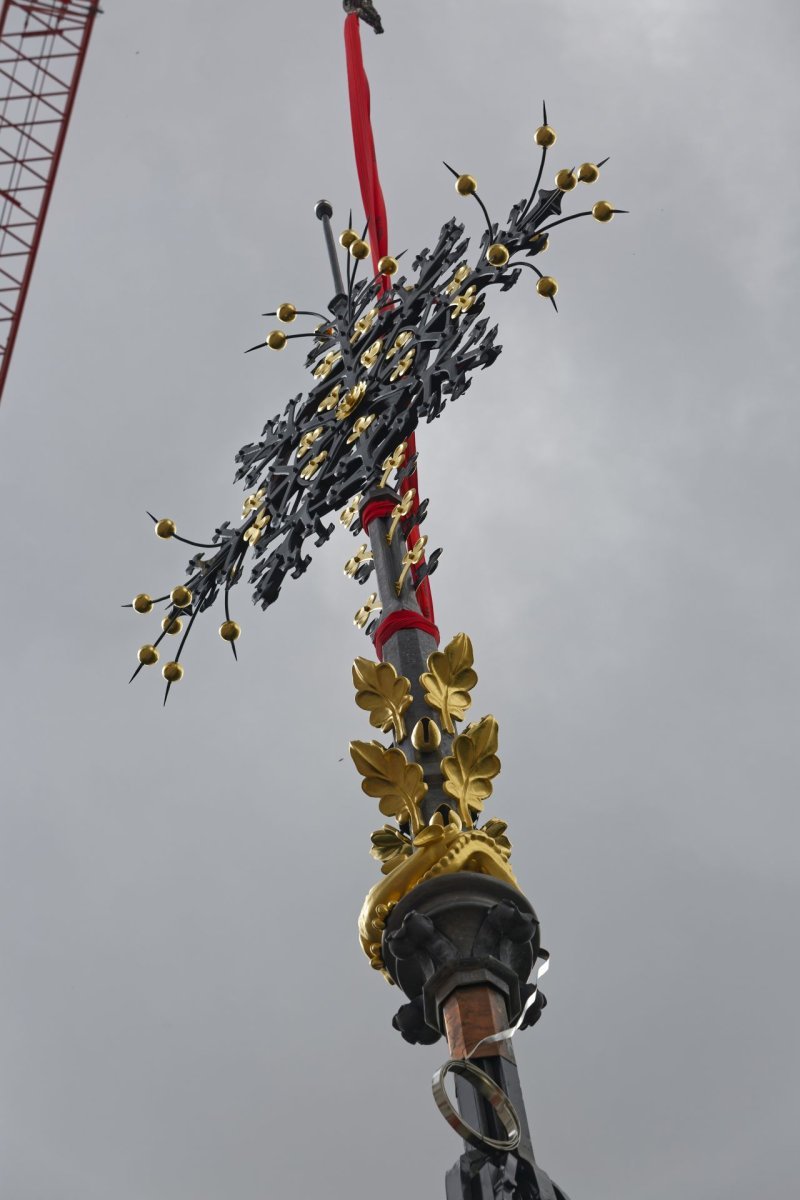 Bénédiction et repose de la croix du chevet de Notre-Dame de Paris. © Yannick Boschat / Diocèse de Paris.