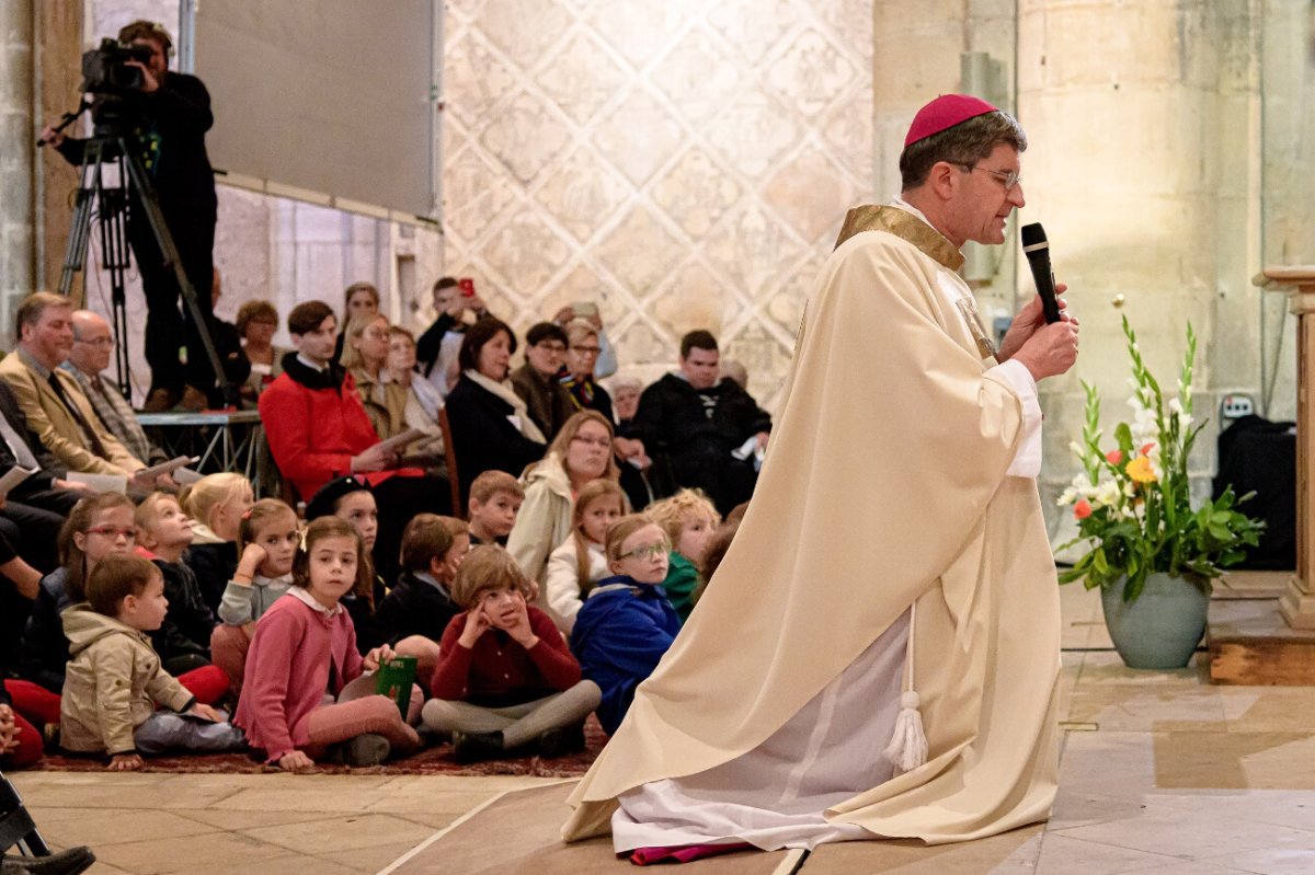 Imposition du pallium à Mgr Éric de Moulins-Beaufort par le cardinal André (…). © JB Delerue / Diocèse de Reims.
