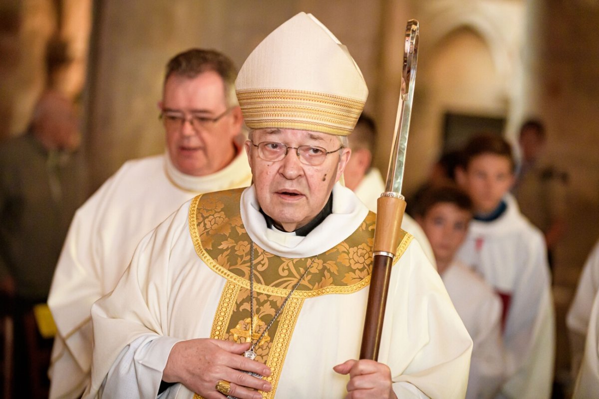 Imposition du pallium à Mgr Éric de Moulins-Beaufort par le cardinal André (…). © JB Delerue / Diocèse de Reims.