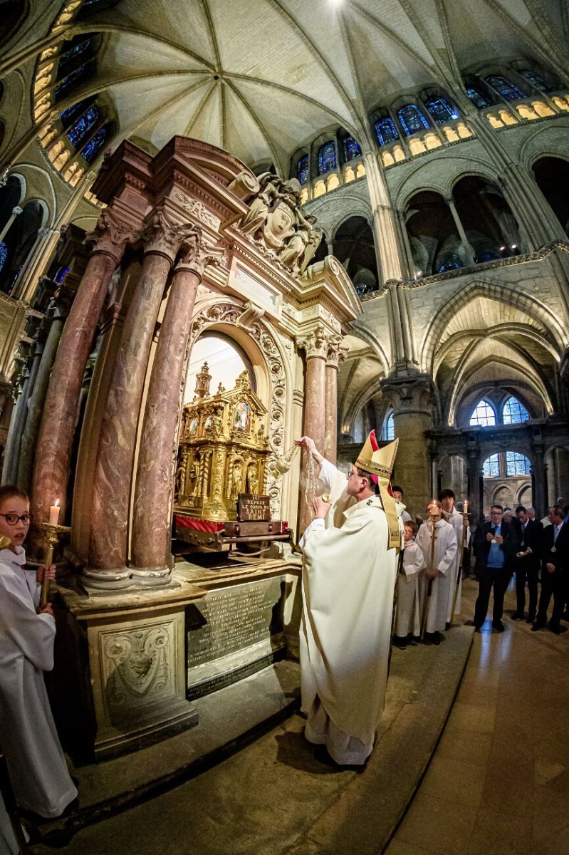 Imposition du pallium à Mgr Éric de Moulins-Beaufort par le cardinal André (…). © JB Delerue / Diocèse de Reims.