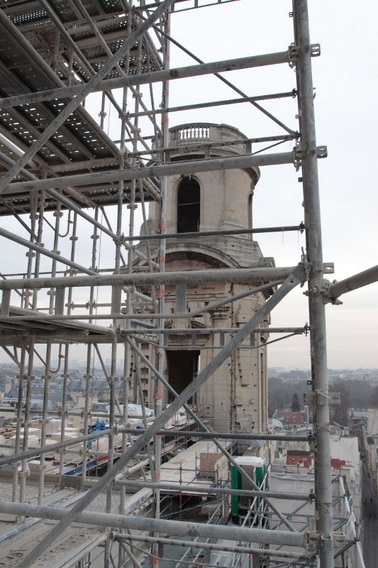 Tour sud de St-Sulpice, conçue sur un modèle différent de la tour nord. Non (…). Reportage Paris Notre-Dame par Ariane Rollier. Photo de Yannick Boschat. 