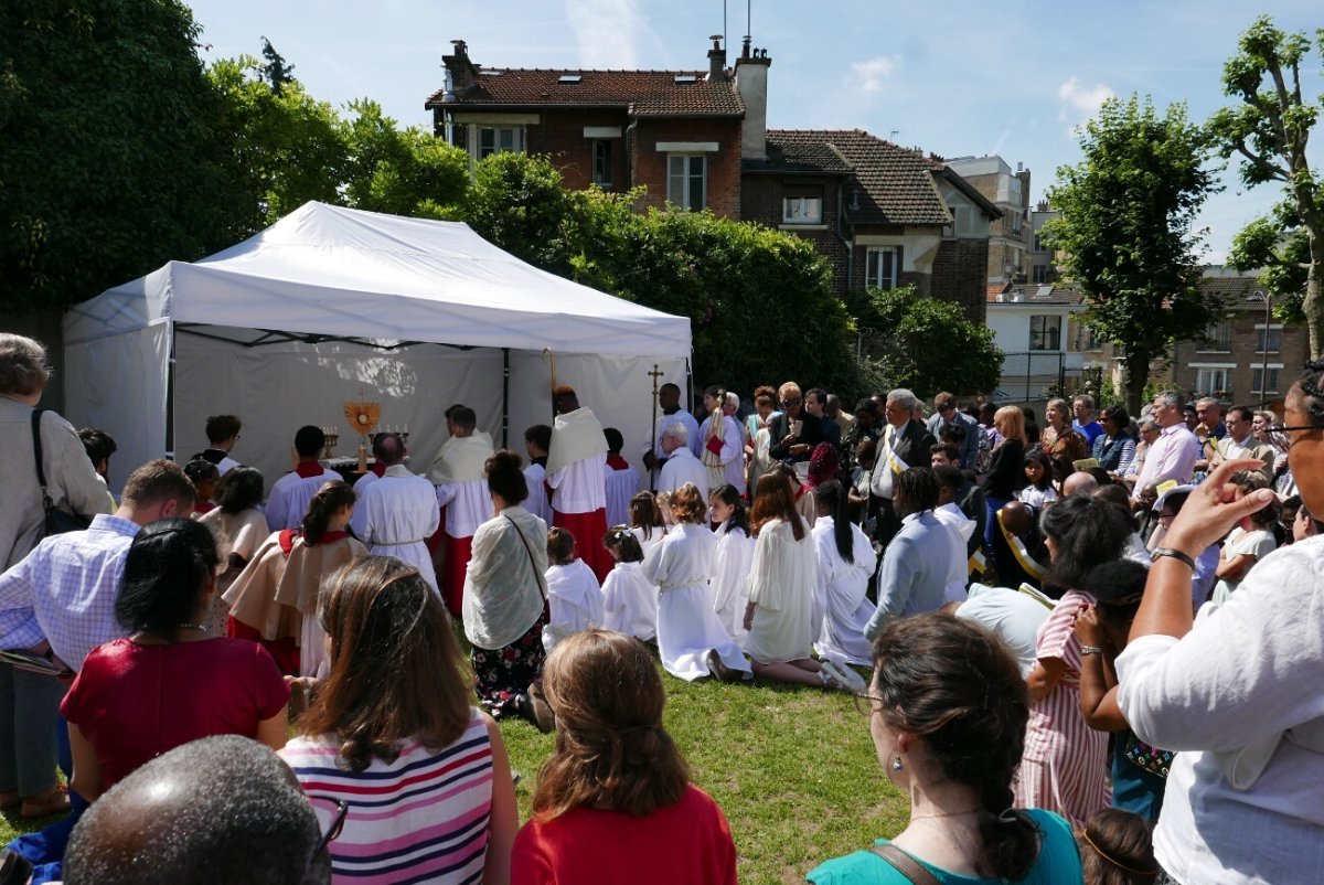 Procession de la paroisse du Coeur-Eucharistique. © Procession de la paroisse du Coeur-Eucharistique.