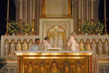 Salut du Saint-Sacrement dans la Basilique du Sacré-Coeur. 