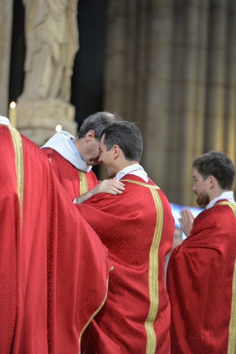Les nouveaux prêtres revêtent l'étole et la chasuble. © Marie-Christine Bertin / Diocèse de Paris.