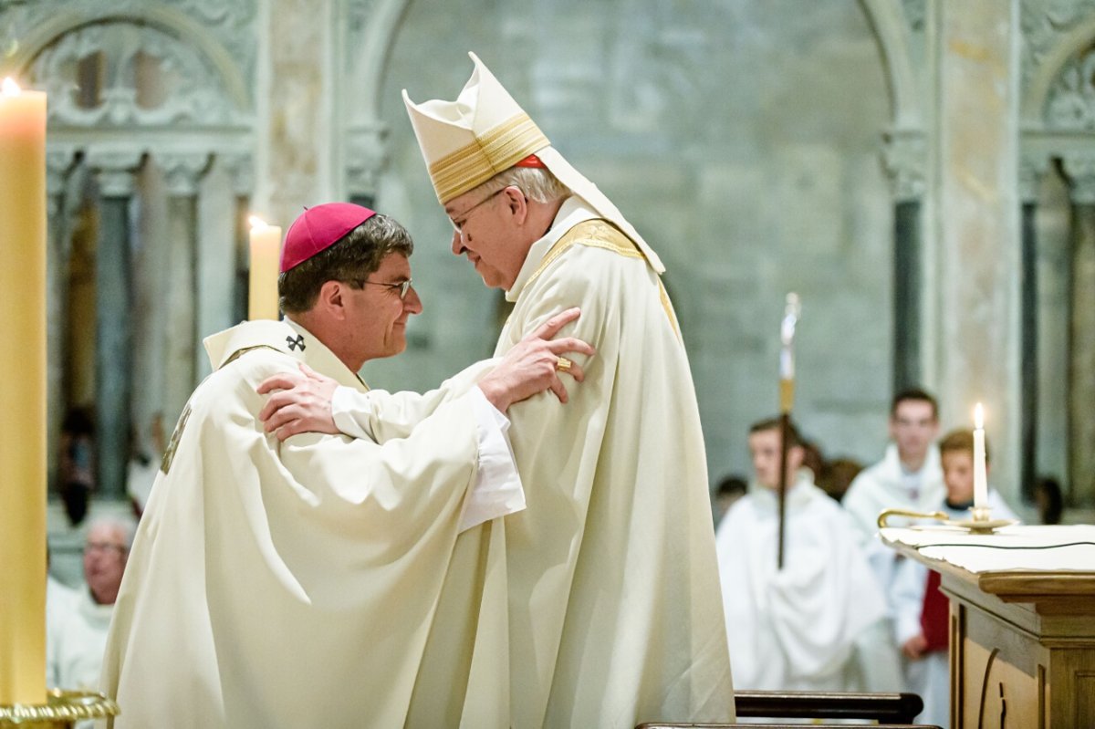 Imposition du pallium à Mgr Éric de Moulins-Beaufort par le cardinal André (…). © JB Delerue / Diocèse de Reims.
