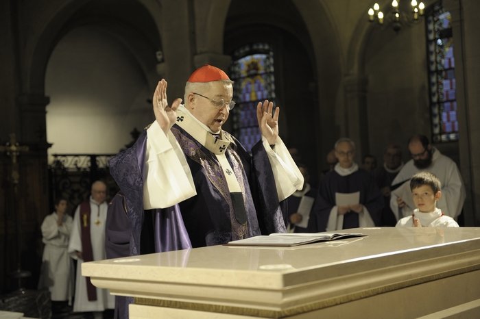 Grande prière de dédicace par le cardinal ouvrant les rites qui vont suivre. © Trung Hieu Do / Diocèse de Paris.