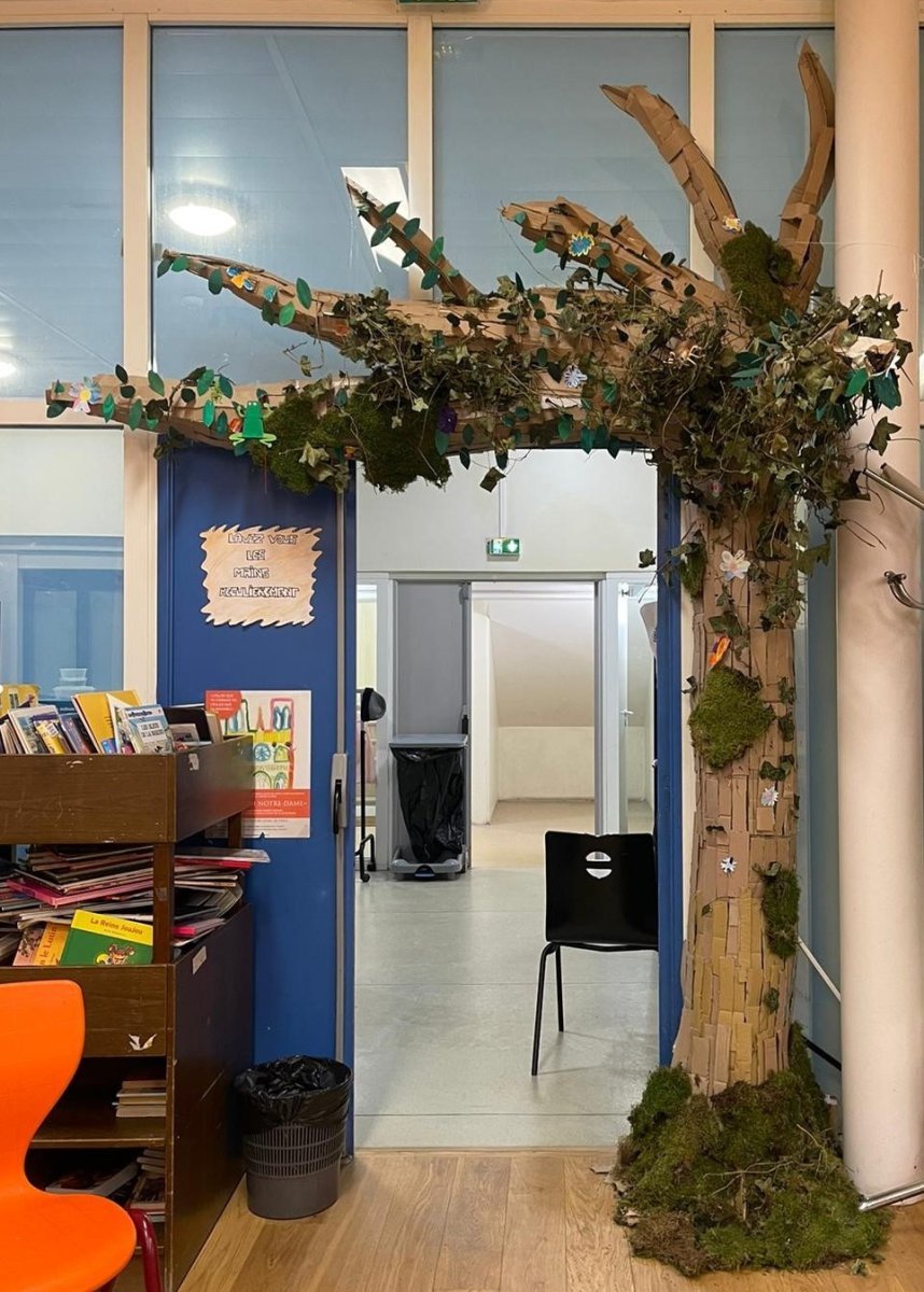 A Saint-Pierre du Gros Caillou, l'arbre accueille les enfants sous ses ramures le lundi matin. © Diocèse de Paris - Vicariat Enfance Adolescence.