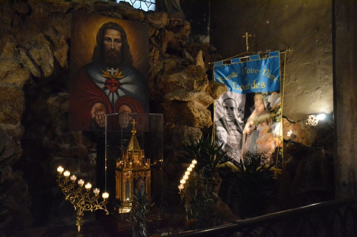 Accueil des reliques de sainte Bernadette à Saint-Nicolas des Champs. © Michel Pourny.