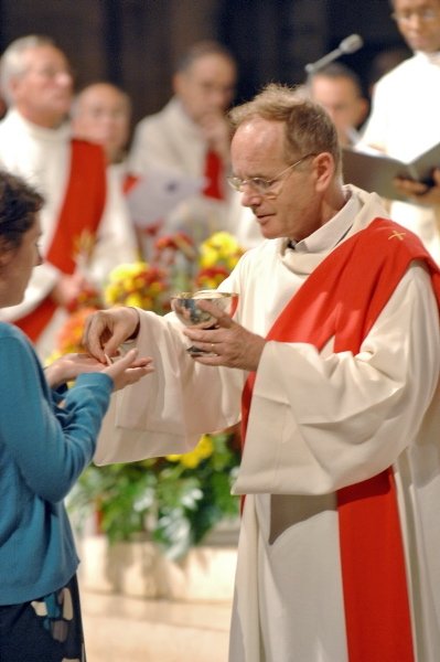 Les nouveaux diacres donnent la communion aux fidèles. 