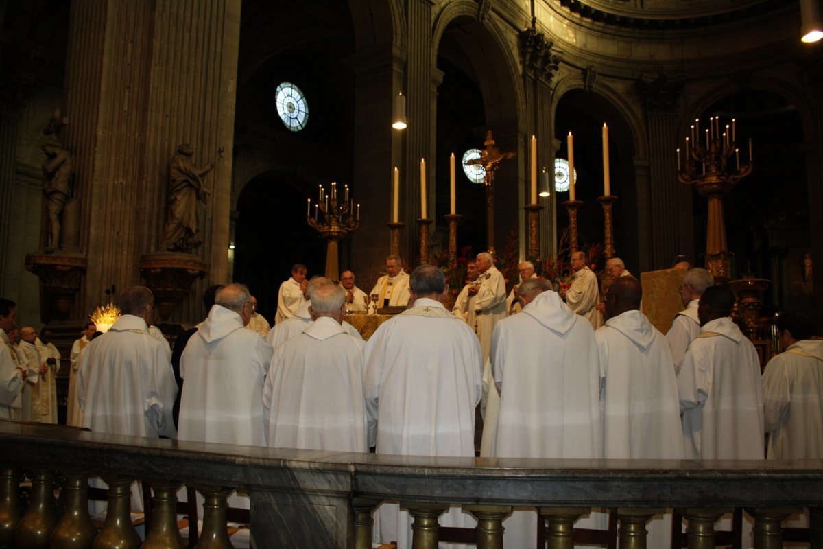 Une vingtaine de prêtres, des paroisses voisines notamment, entouraient Mgr (…). © Olivier Bouet.