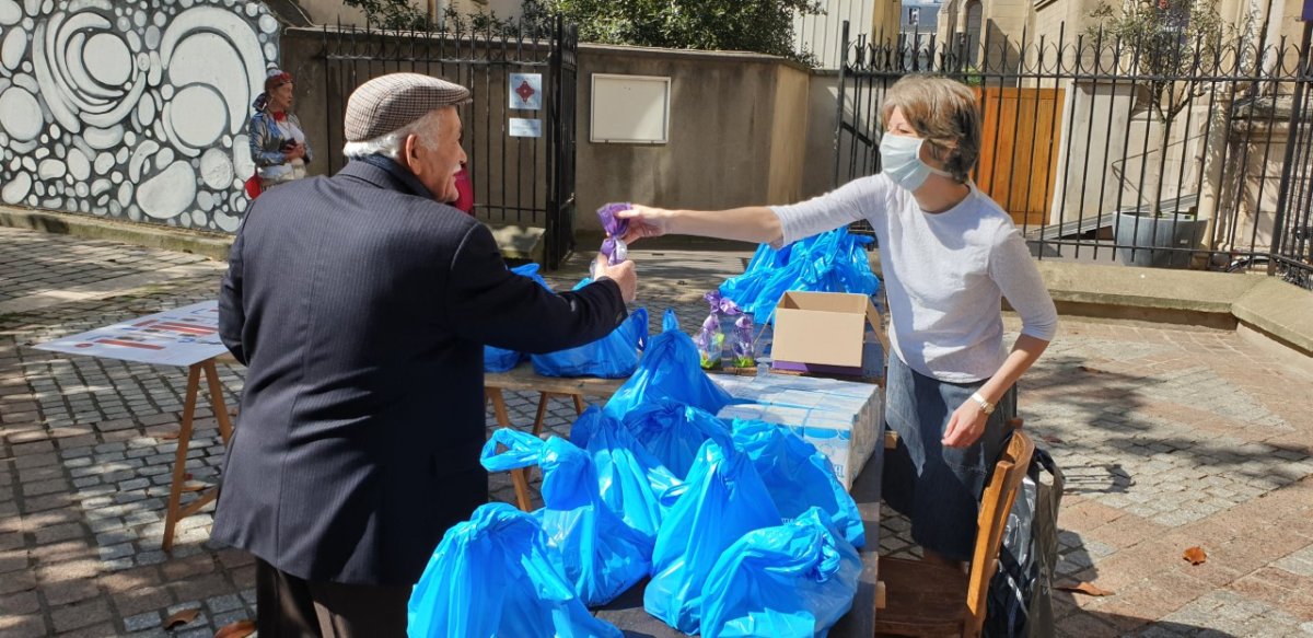 Distribution de l'aide alimentaire à ND de la Croix. 19 avril 2020 