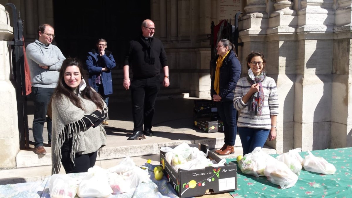 Distribution de l'aide alimentaire à Saint-Ambroise. 27 mars 2020 (c) D. R..