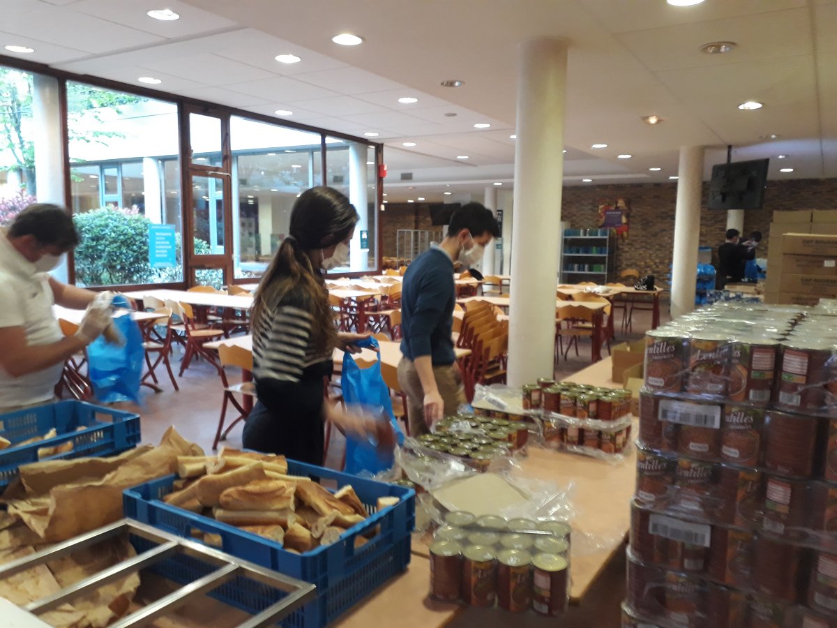 Collège Stanislas, centre de préparation de paniers-repas. 4 avril 2020 
