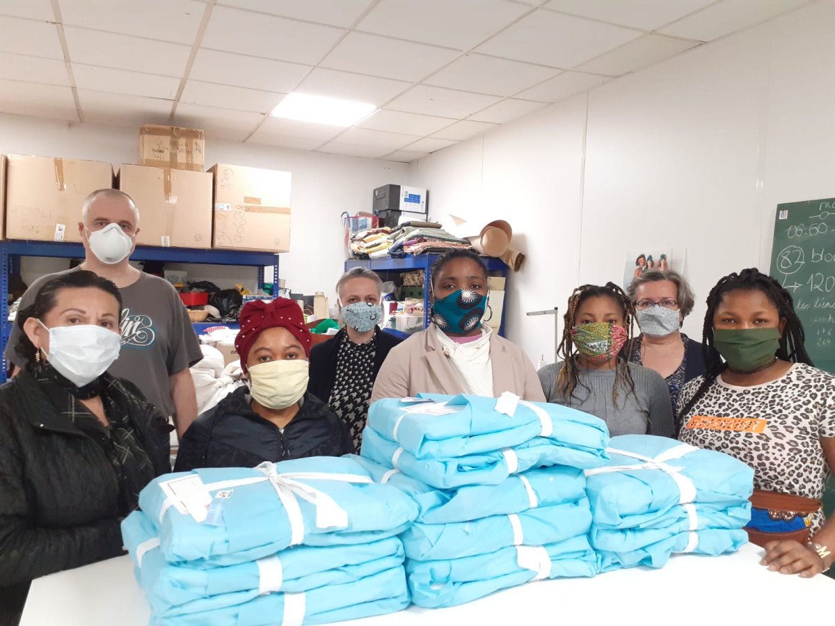 Les premières blouses sortent de l'atelier Bakhita. 15 mai 2020 