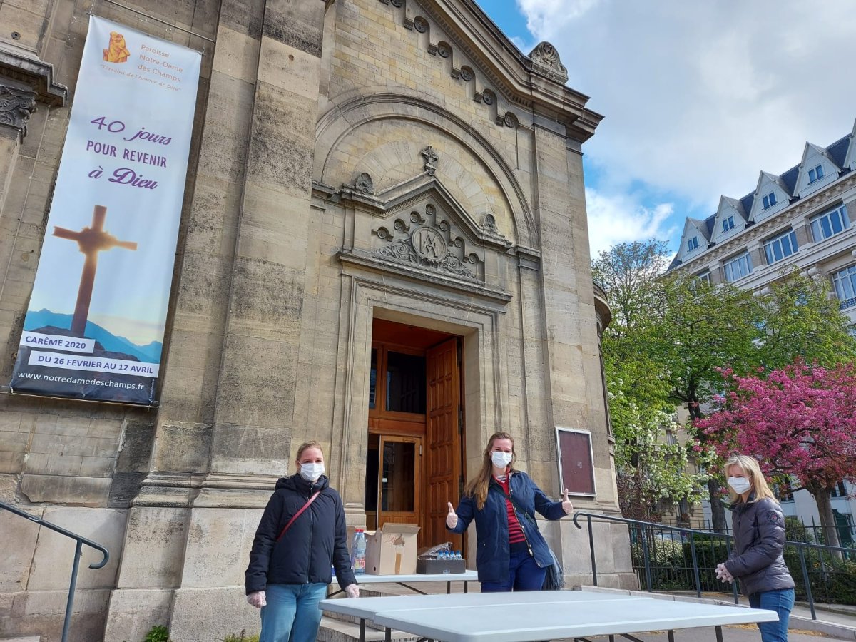 Distribution de l'aide alimentaire à ND des Champs. 31 mars 2020 